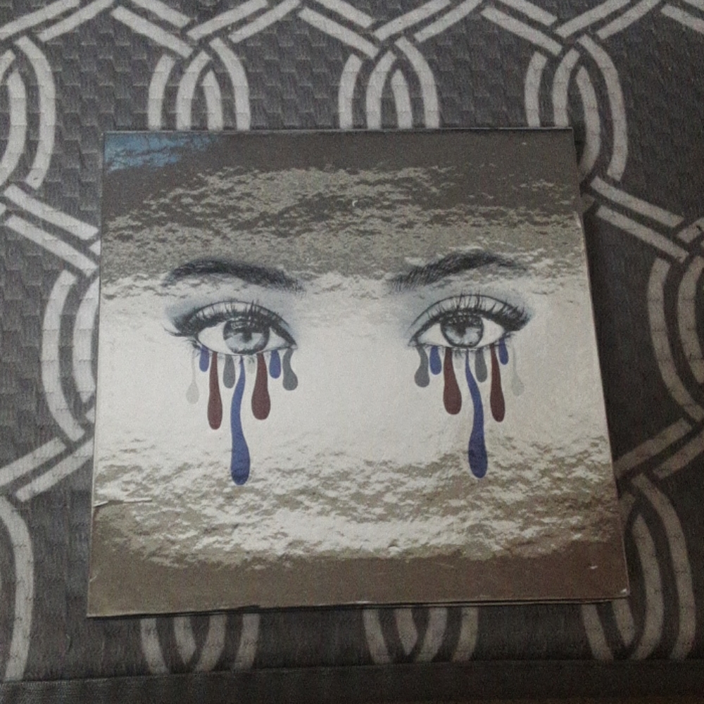 Kylie eyeshadow pallet with mirror